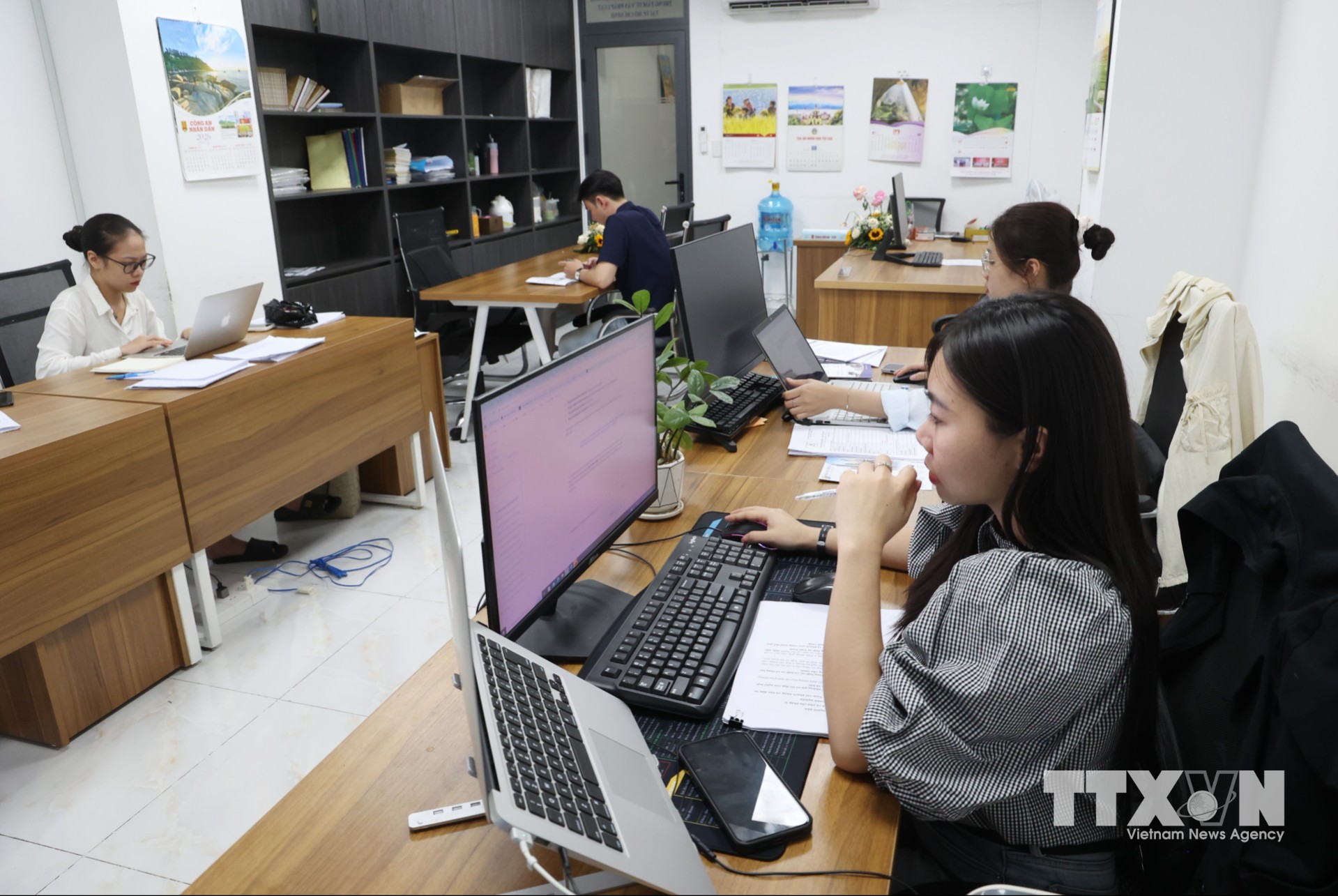 Nhân viên tư vấn pháp luật xử lý hồ sơ trên máy tính, ứng dụng AI - trí tuệ nhân tạo trong công việc chuyên môn. (Ảnh: Hồng Đạt/TTXVN)